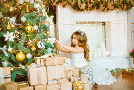 美丽的小女孩在圣诞节装饰房间