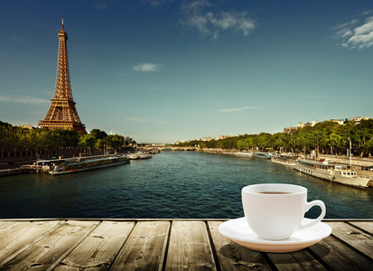 表和埃菲尔铁塔在巴黎的咖啡