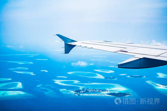 飞机机翼与马尔代夫岛美丽热带鸟瞰图和海-彩色增强处理