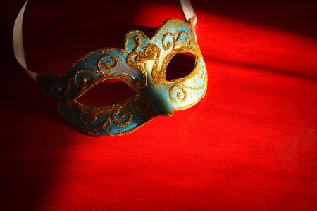 红色背景优雅的蓝色和金色威尼斯面具的形象