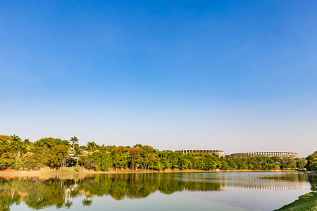 巴西米纳斯吉拉斯州贝洛奥里藏特Pampulha 湖的美景和 blus 的天空