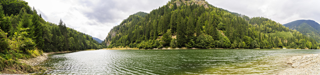 与罗马尼亚山区的 petrimanu 湖景观