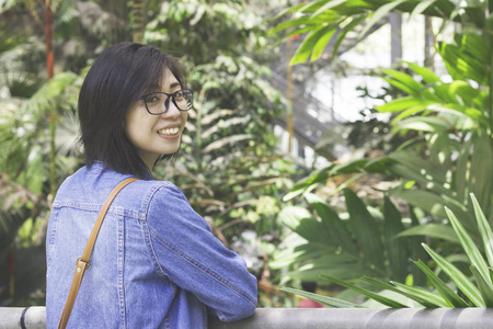 亚洲妇女旅行在植物园