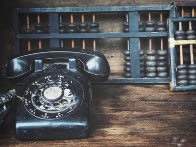 老木背景古董电话