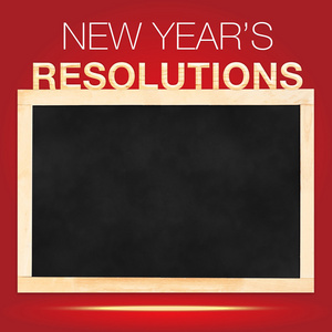 新的一年的各项决议 目标列表在黑板上用红色的背上
