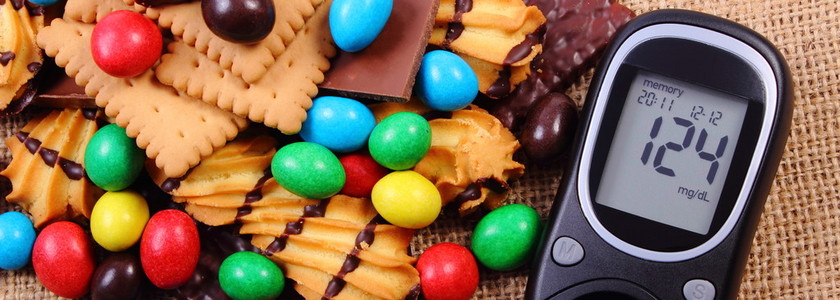 血糖仪与堆的甜食对黄麻麻布 糖尿病和不健康的食物