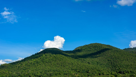 蓝色的天空和山风景