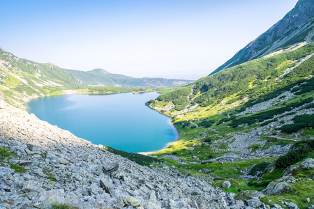 干净的湖山