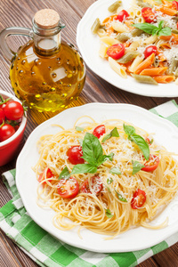 西红柿的意大利面条和通心粉意面