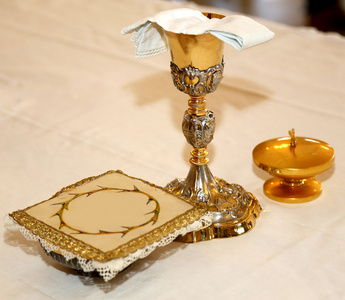 金色圣杯与基督教教会的神圣主机