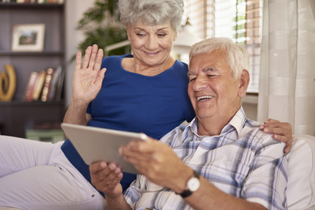 年长的夫妇使用数字平板电脑
