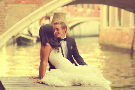 新娘和新郎拥抱在威尼斯，意大利