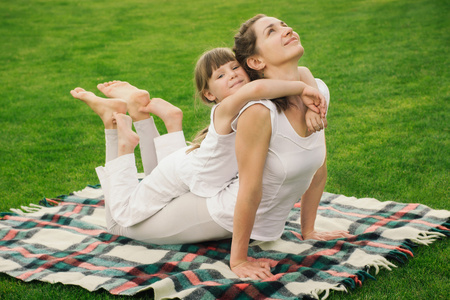 母亲带着女儿做瑜伽运动