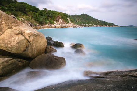 多岩石的海岸或海滩