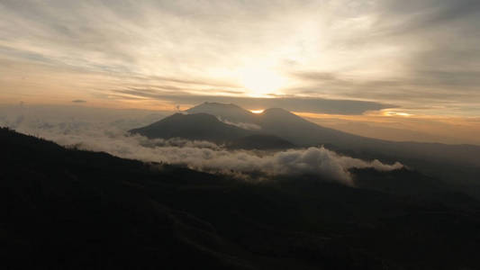 山风景与日落。贾瓦岛, 印度尼西亚