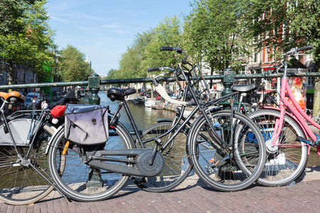 自行车在阿姆斯特丹运河大桥