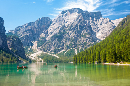 在 Braies 湖上划船