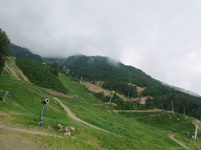 非常美丽的山, 绿色的山脉, 夏天的雪, 高山