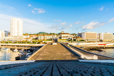 城市看法在老镇与海港在蓬塔德尔加达, 亚速尔群岛的资本城市在圣米格尔海岛