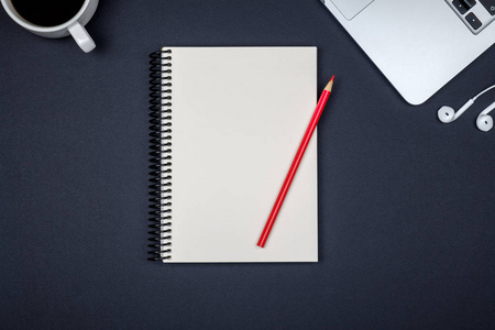 现代设计师办公桌子一页空白笔记本，lapt
