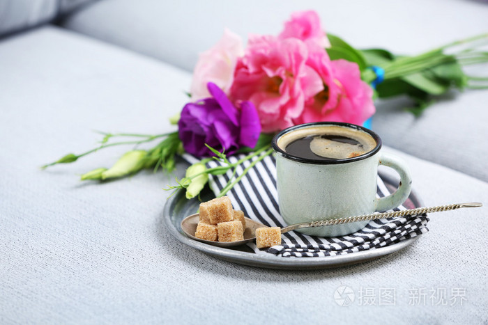 杯咖啡与鲜花