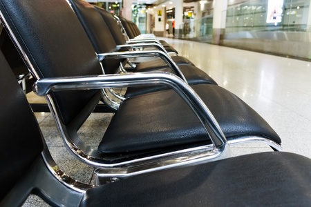 空机场终端等候区的椅子