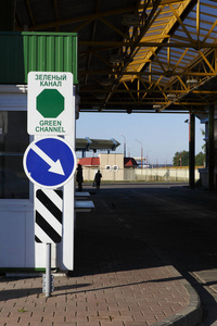 绿色通道在汽车检查站横跨状态边界。通过绿色通道越过边界的人谁没有申报