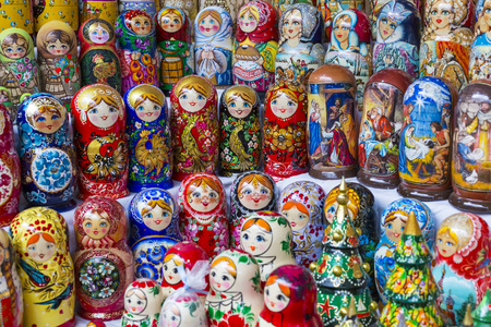 多彩的俄罗斯嵌套娃娃套娃要在市场上。matriosh