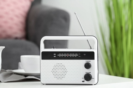 桌上的复古收音机