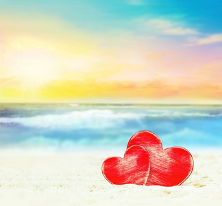 夏季海滩上的两颗心