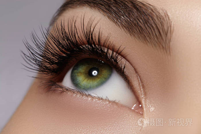完美的化妆,长长的睫毛.特写时尚的眼睛
