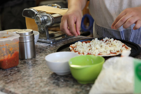 厨师的手做比萨在自制厨房