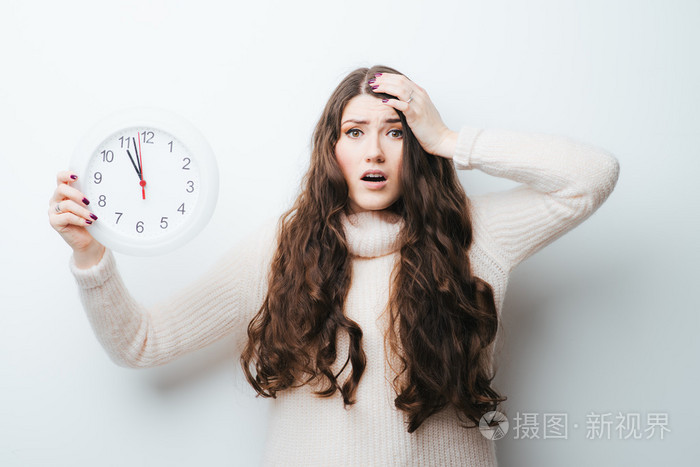 女人抱着一个时钟睡过头了