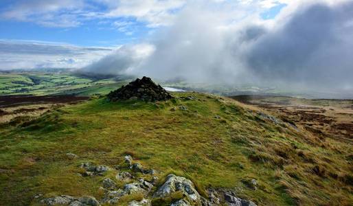 Bassenthwaite 山谷上空的低云