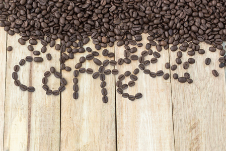 大棕色木板墙纹理背景与咖啡豆