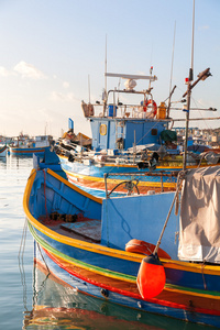 多彩的典型船马耳他东南部，在地中海的传统渔民村。冬晨在马尔萨什洛克，马耳他