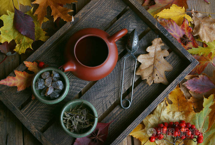 秋茶, 茶壶, 木制背景, 秋叶