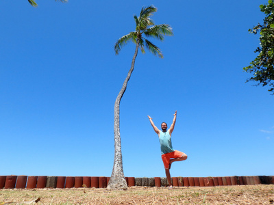树与双臂上举入海滩公园空气构成的男人