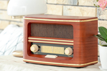 桌上的复古收音机