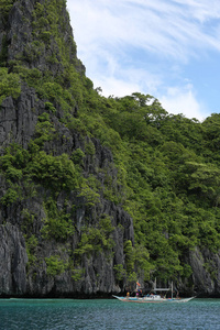 长滩岛的热带岩石图片