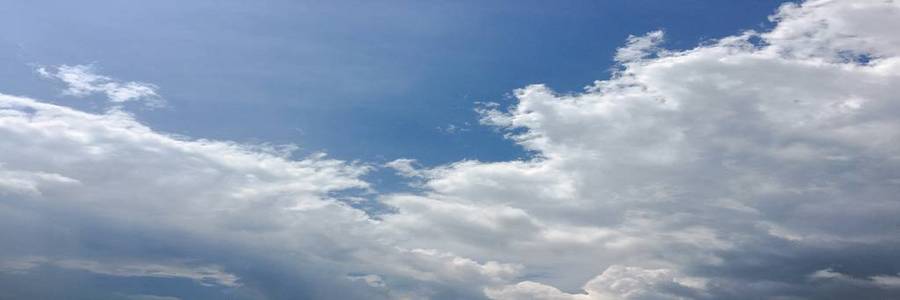 美丽的蓝色天空与云层背景。天上的云。与云天气自然云蓝色天空