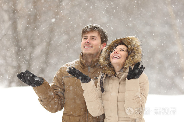 搞笑情侣看雪的冬天