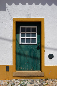 在典型的农村房屋立面门
