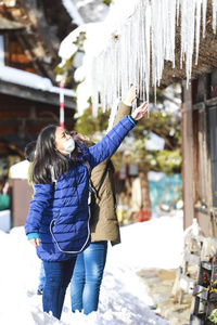 女孩享受在雪在冬天散步在自然