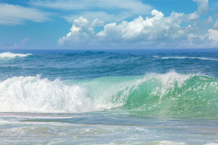 夏日风景温暖的海水中的波浪