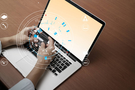 使用笔记本电脑和持有信用卡的社会的顶部视图