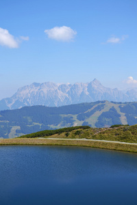 在阿尔卑斯山高山湖与田园夏日风景