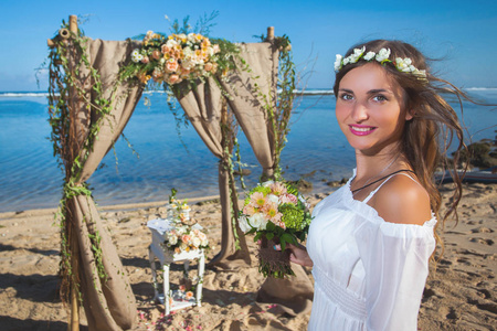 美丽的新娘在海滩上结婚, 巴厘岛。婚礼仪式