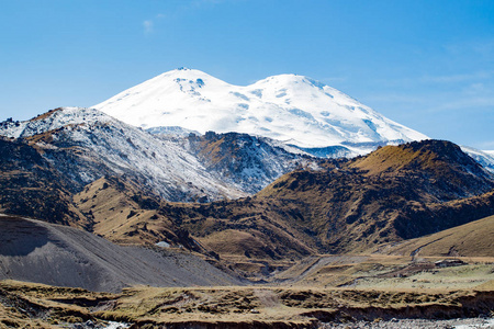 风景全景 Elbrus 山与秋天小山白天