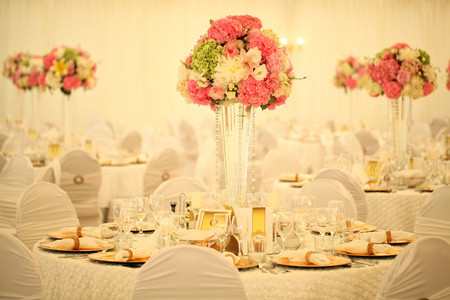 美丽的花束，婚礼桌上